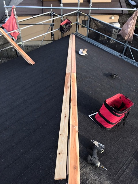 スレート屋根から横暖ルーフを使った屋根カバー工事を行いました！川口市屋根カバー工事　横暖ルーフαｓ　ニチハ　センタールーフ　スレートボロボロ　ガルバリウム鋼板　